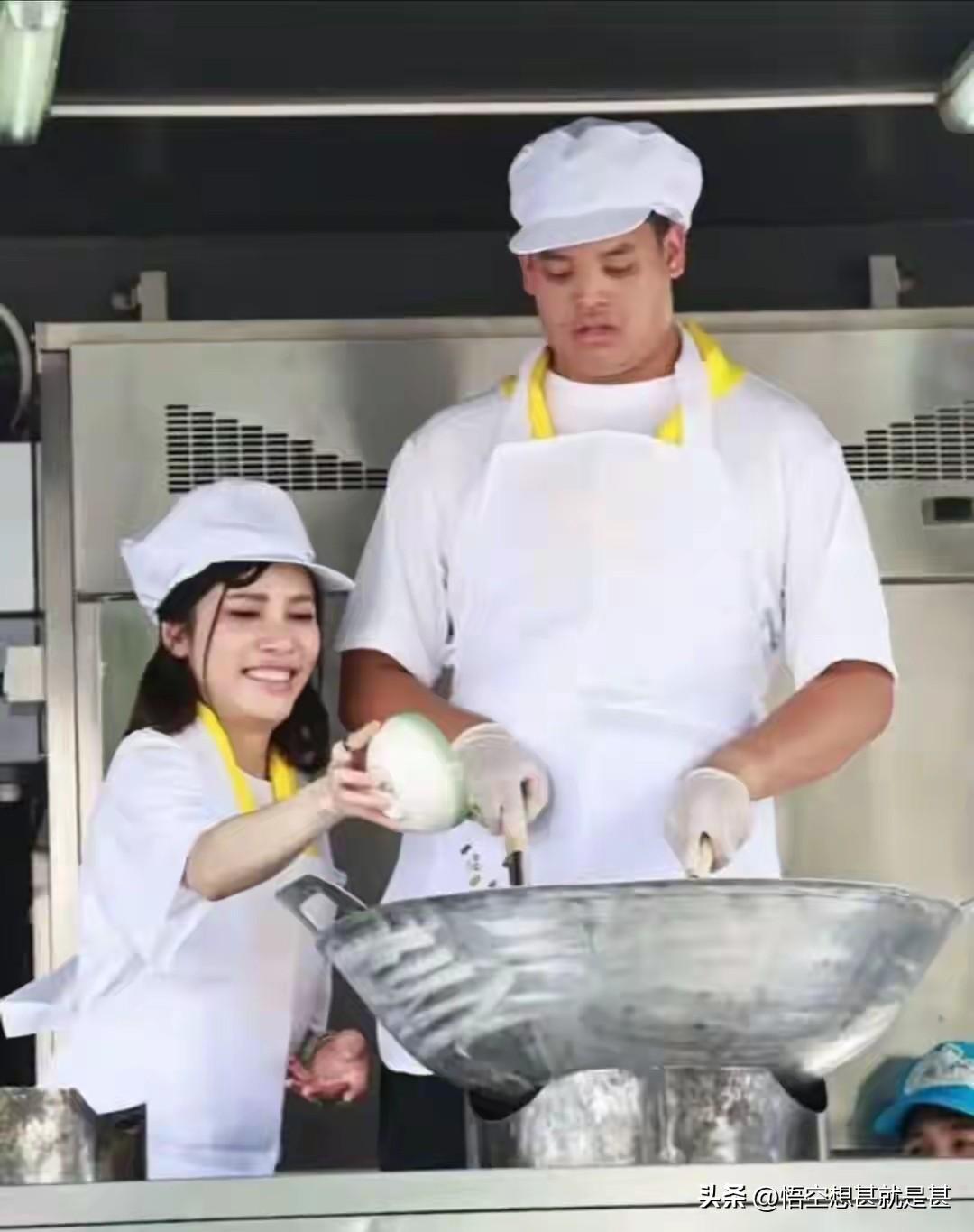 提帮功王子已经21岁，现在参加泰国王室外出活动明显增多，但是一般都有长期陪伴左右