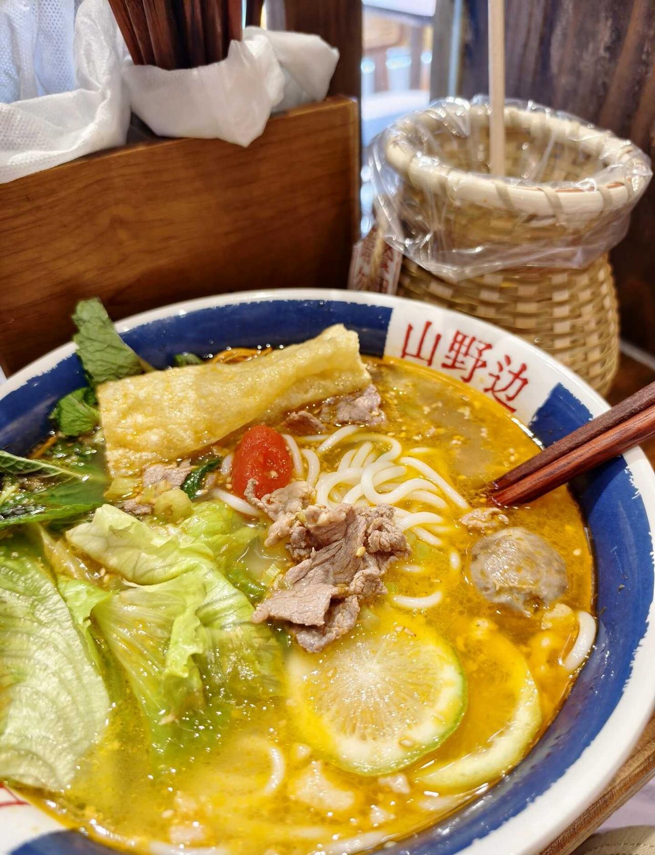 常客了，这家傣味米线，太懂夏天了🌿
店里是满满的云南风情，竹编吊灯、蜡染布和木