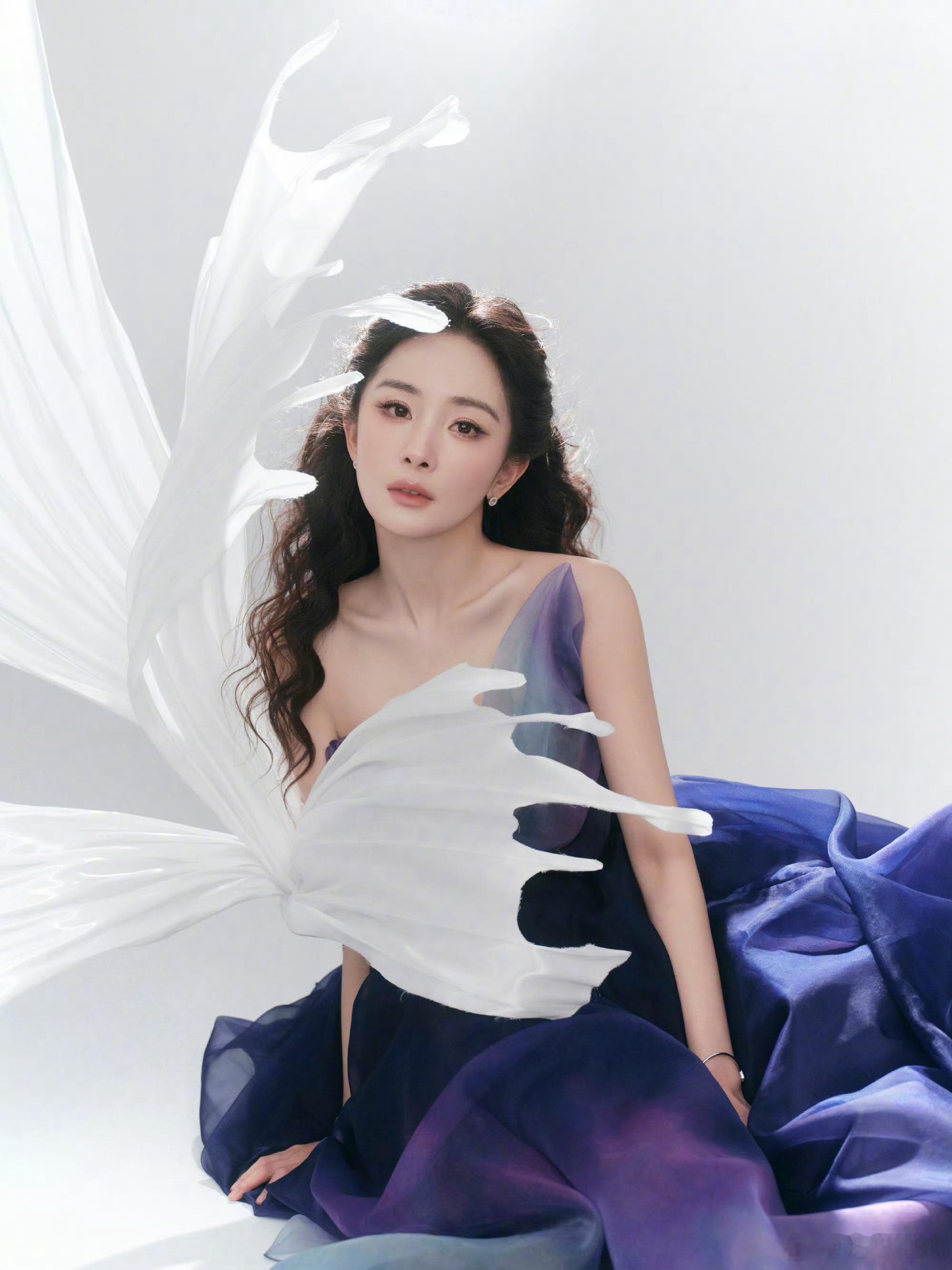 杨幂扎染纱裙！隐藏着银河落九天的神秘！幂姐的审美不容置疑，每次衣服都选的敲好看，