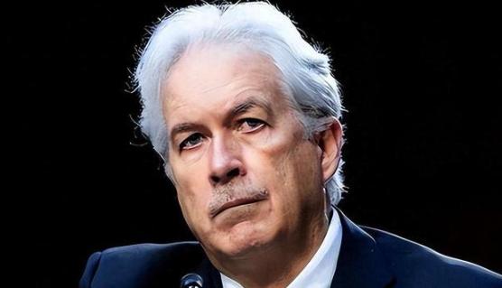 特朗普狠下死手！裁光涉华人才，美国对华误判终酿苦果。突发炸裂！特朗普亲手自断经脉