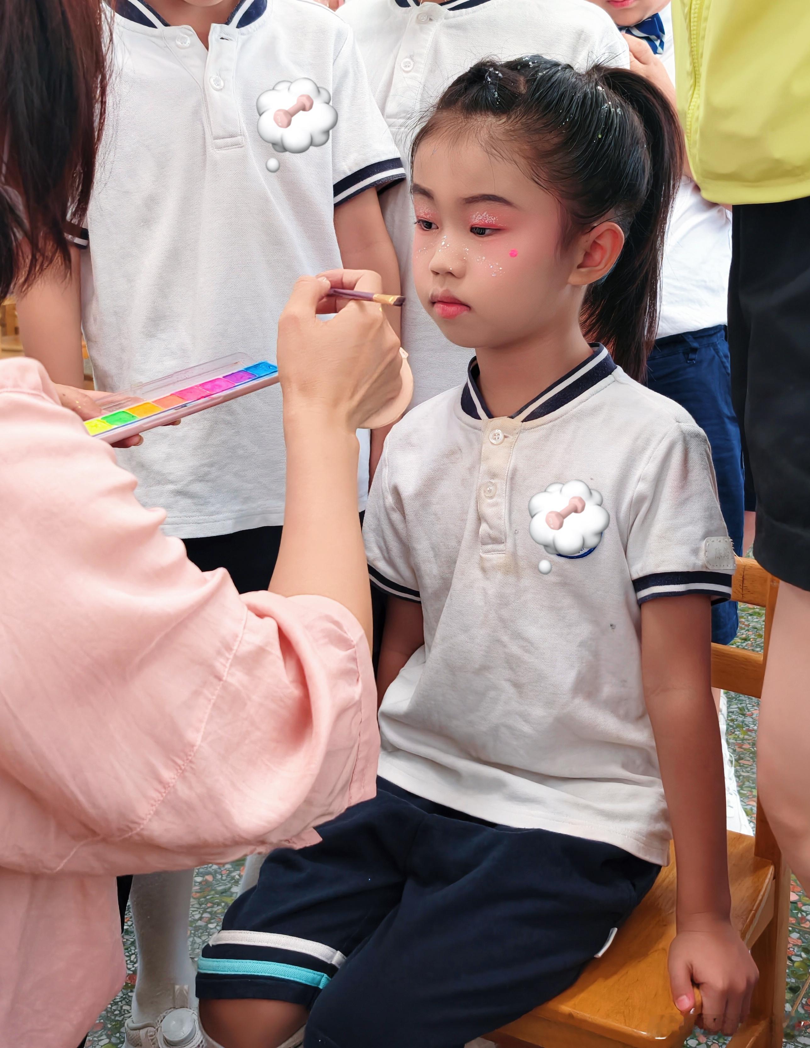 今天晚上娃学校毕业典礼🎓一个个化了全妆，感觉娃想把这妆焊死在脸上妈妈在愁这满是