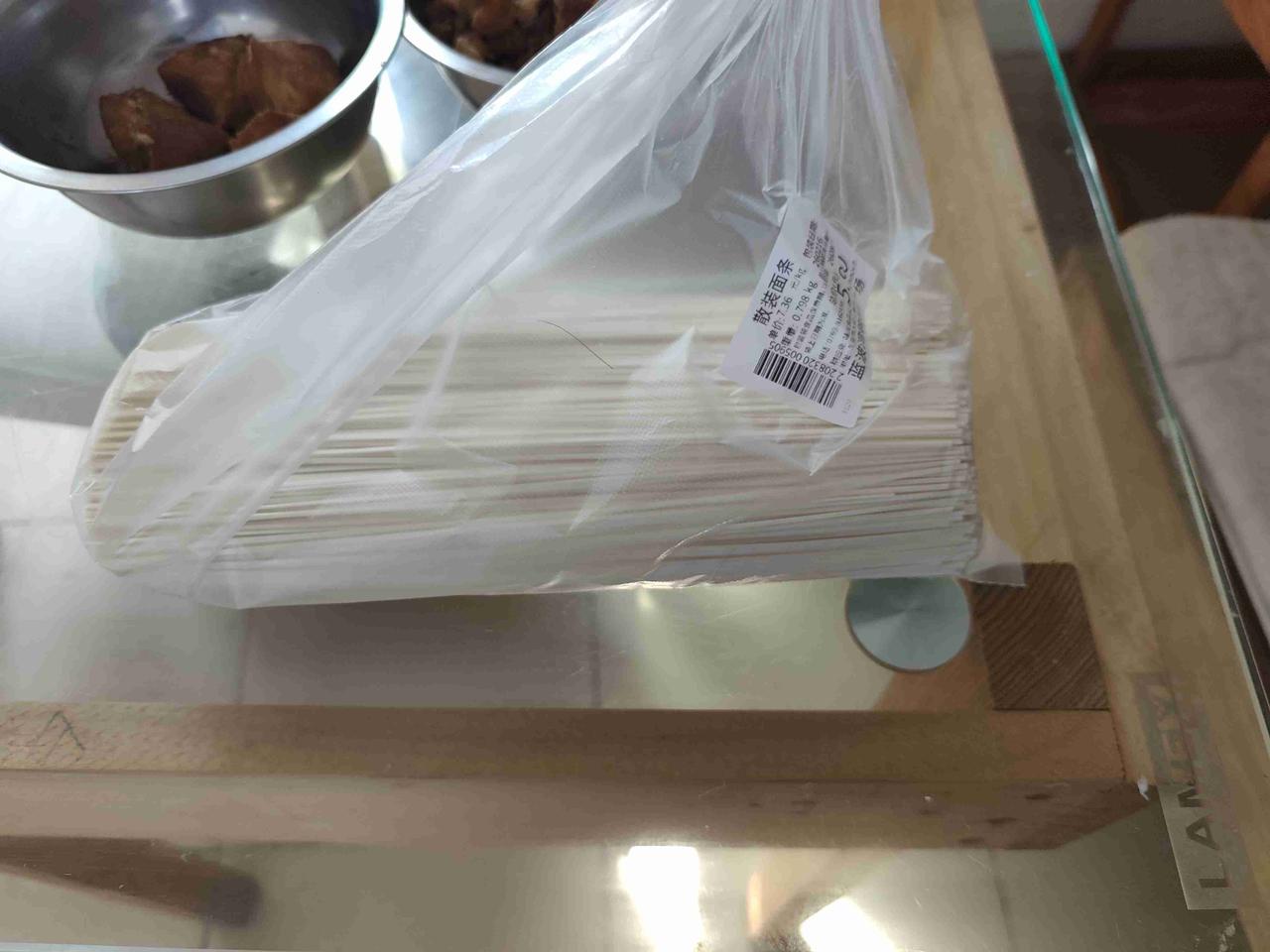 我的今日状态：😁轻松愉快
我这里的天气：☀️晴天
年三十，东莞，超市里买了挂面