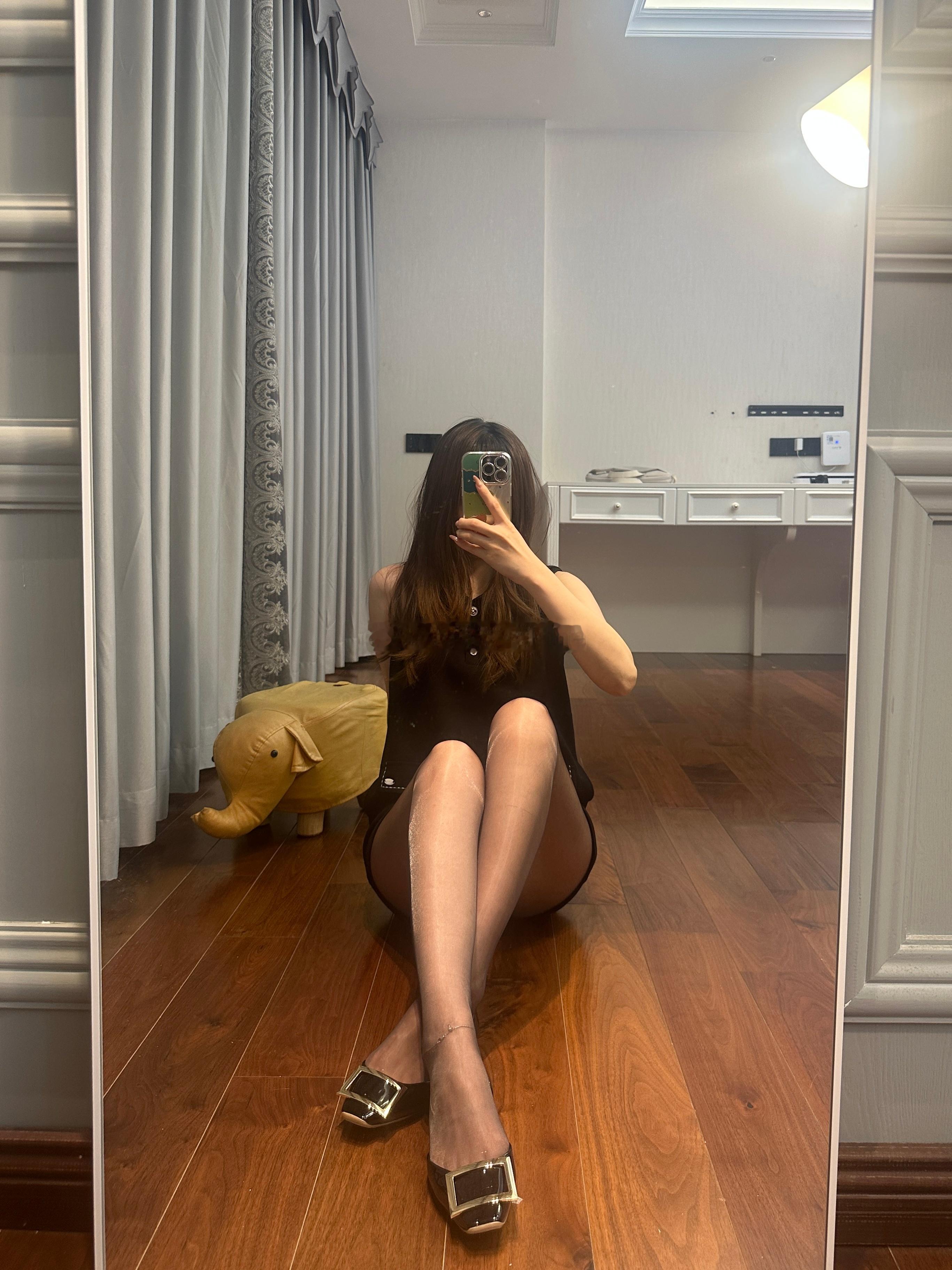 时尚穿搭[超话] All black🖤 闪闪发光诱桃丝袜让想象失控ootd ​