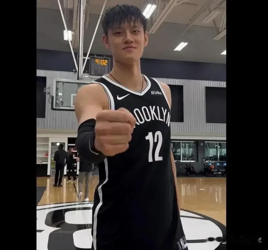 距离NBA新赛季开幕还有三周时间，与篮网队签下Exhibit 10合同的曾凡博随