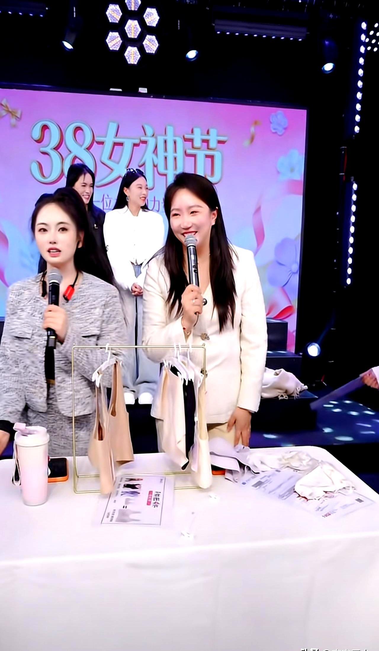 千万粉节奏王阿朱三八节开女性用品专场，直接把在线人数干到了七千。
 
本来她不上