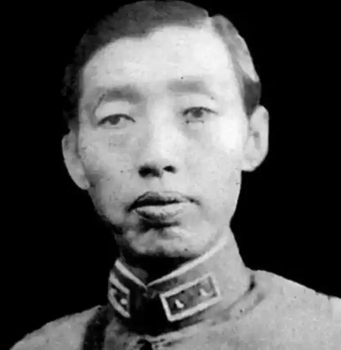 1925年，石友三担任包头镇守使，把父亲接来奉养。一天，一个卫兵玩枪走火打伤一个