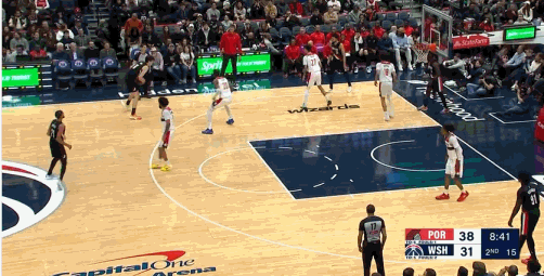 队友没默契！杨翰森妙传变失误！
在今天NBA常规赛开拓者对阵奇才的第二节比赛中，