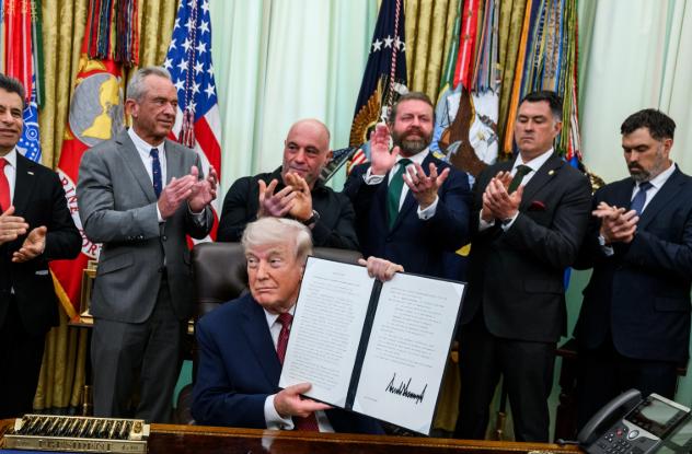 为了访华，美国忍了
 
4月19日，根据知情人士透露，美国内部正在就是否下令派出