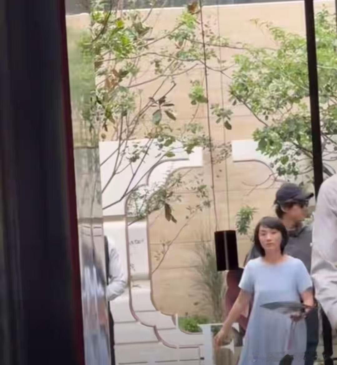 上海偶遇胡歌带老婆看房上海偶遇胡歌黄曦宁看房，这是准备要定居上海了上海偶遇胡歌黄