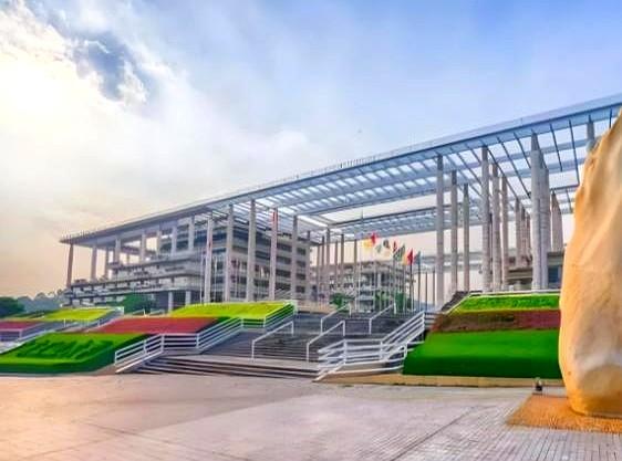 其实学费涨价反而让事情变简单了。

现在选学校就跟挑西瓜似的，敲一敲听个响儿就知