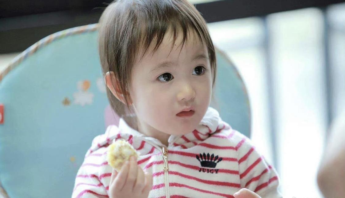 小小的奥利长大了，今年14岁的她已经差不多和妈妈一样高了，也和她妈妈一样的大波浪