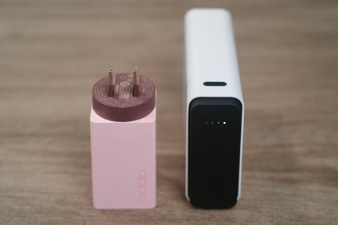拿到了OPPO最近两款120W SUPERVOOC充电配件新品，兼容主流充电协议