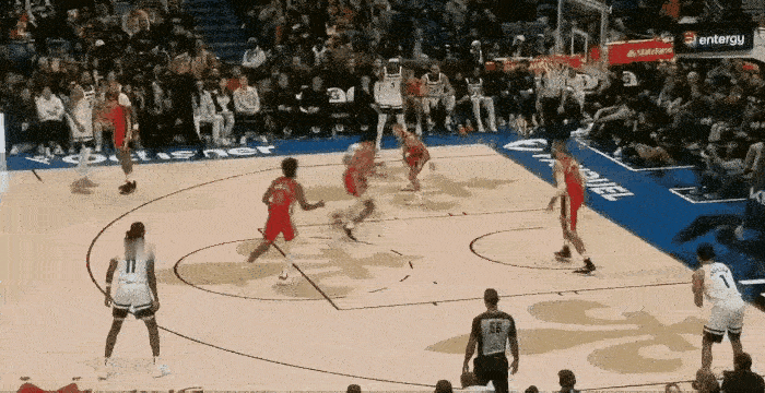 慢动作大师——李凯尔
一直搞不明白一件事为什么李凯尔在NBA经常能打出来这种非常