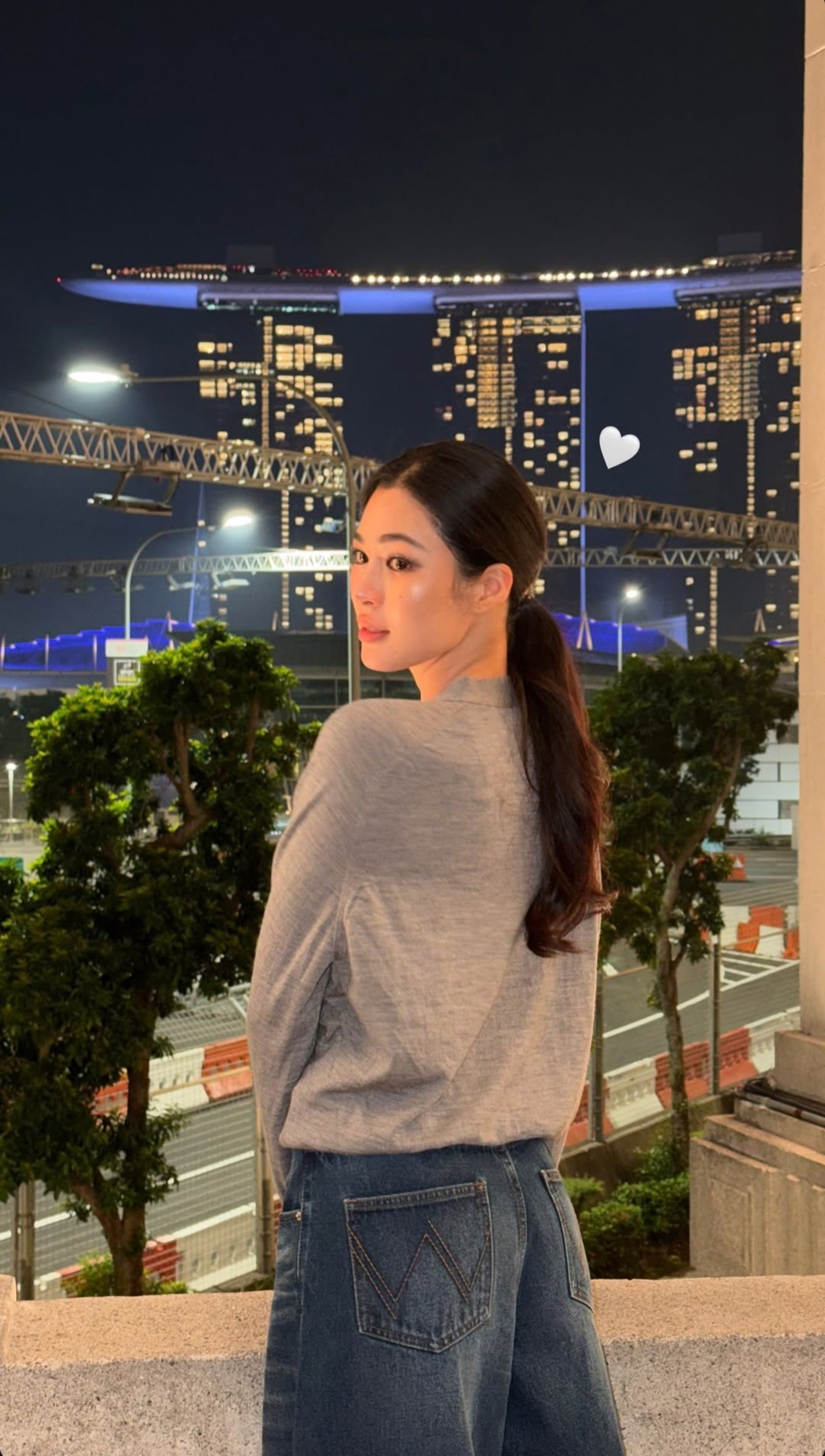 邝玲玲ins story更新“🤍”宝宝～早安☀️邝玲玲卡地亚 ·邝玲玲 ​​​