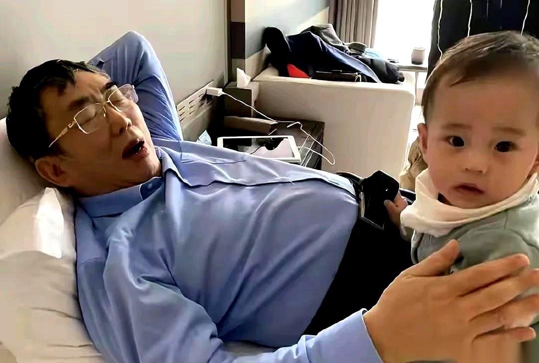 我跟你说，看一个家庭的关系好不好，别听他们说什么，就看一个细节。
看聂卫平在他儿