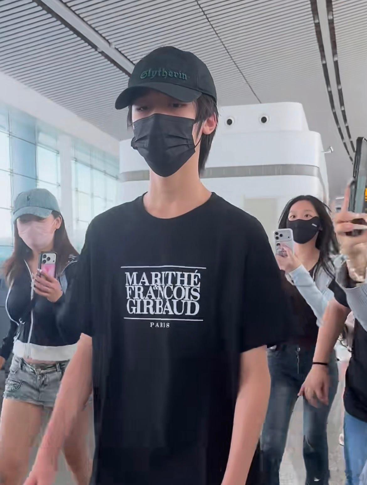 魏子宸打掉私生手机都怼到脸上拍了被打掉也是该的…这些ss到底是怎么想的，打扰明星