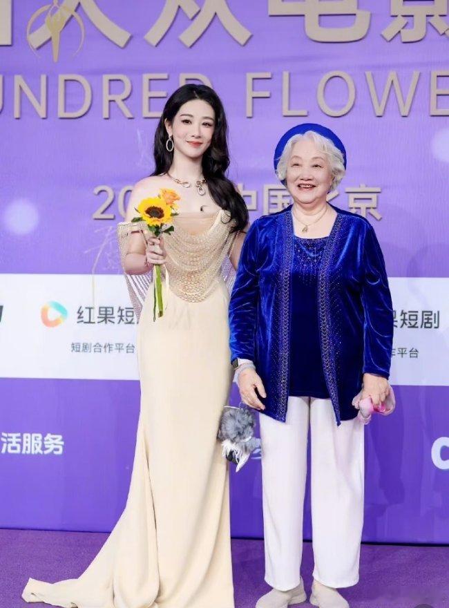 百花奖影后视后同框第38届百花奖闭幕式的跨代同框，看得人很有感触。揭晓最佳女主角