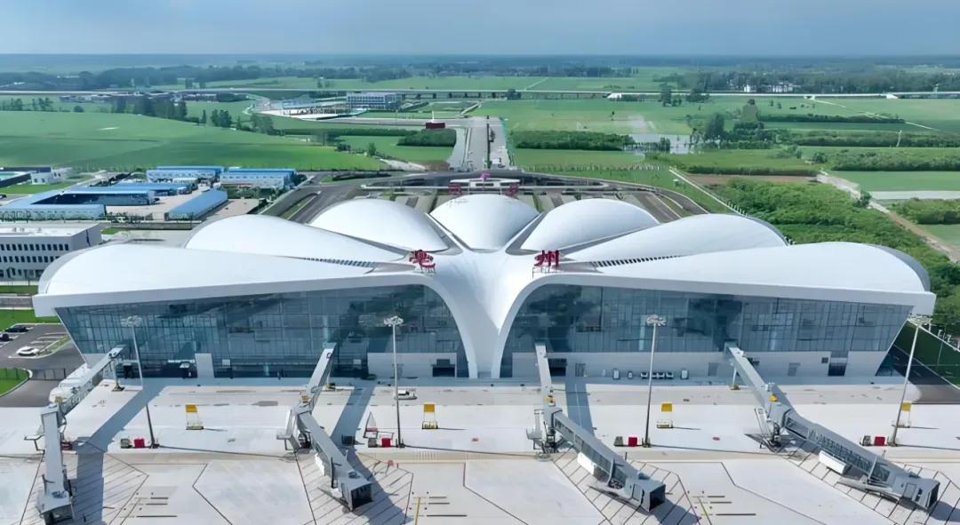 它来了！它真的来了[吃瓜群众]
11月12日，亳州机场正式通航，一架由深圳机场开