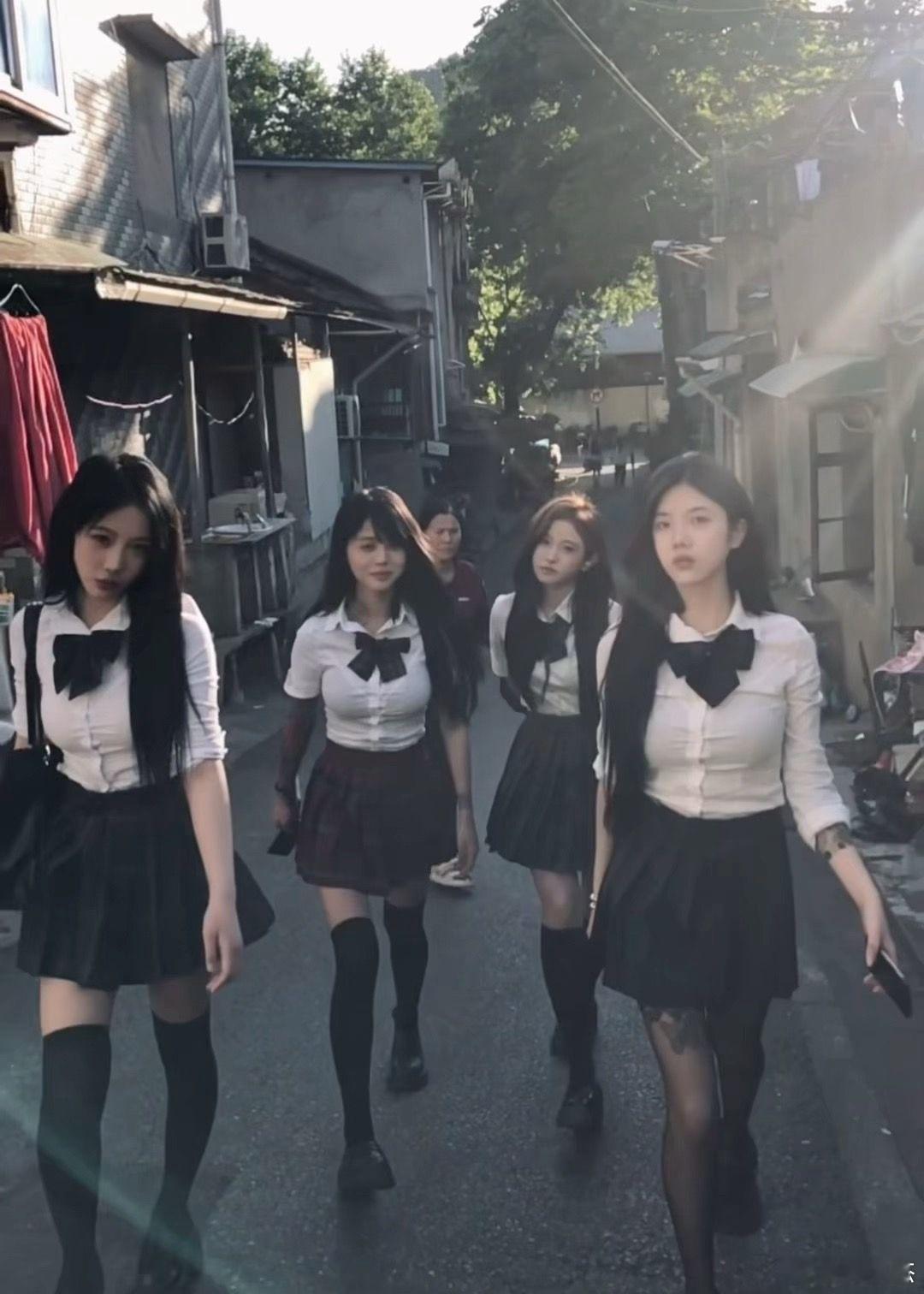 假如这个组合出现在你们校园，你们会如何称呼她们？ 