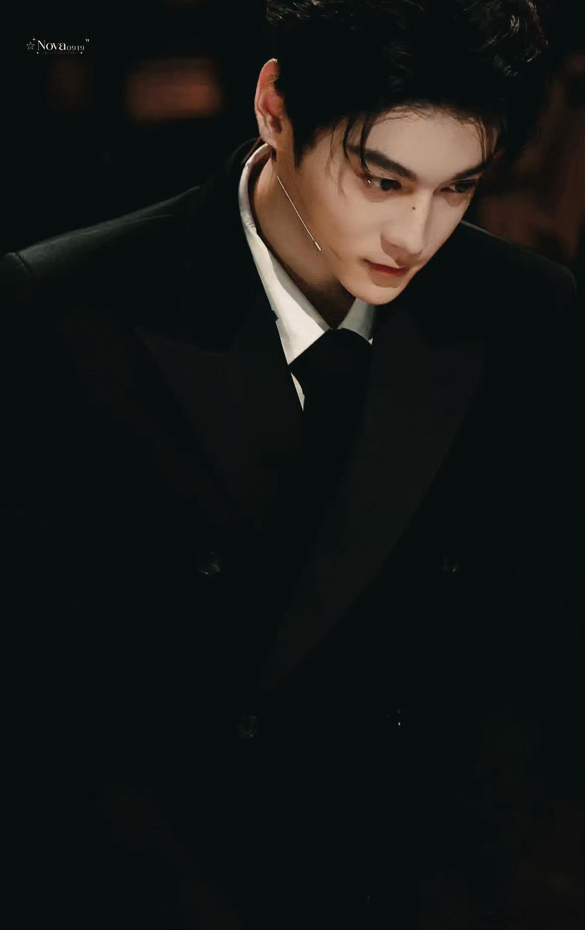 高贵的低头，谦逊的昂首。田栩宁