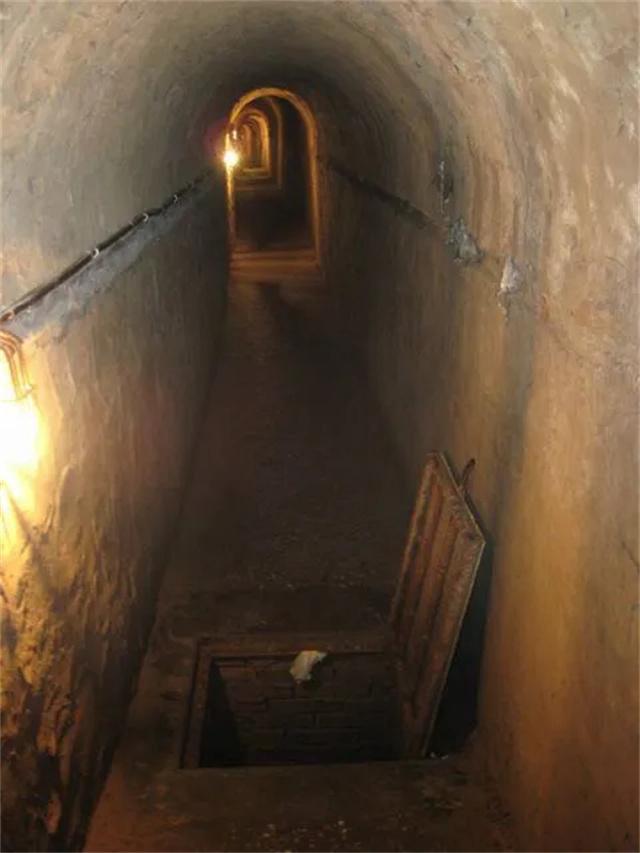 1943年，一交通员被捕。因受不了皮肉之苦，他流着泪当了叛徒。为了立功，他带人包