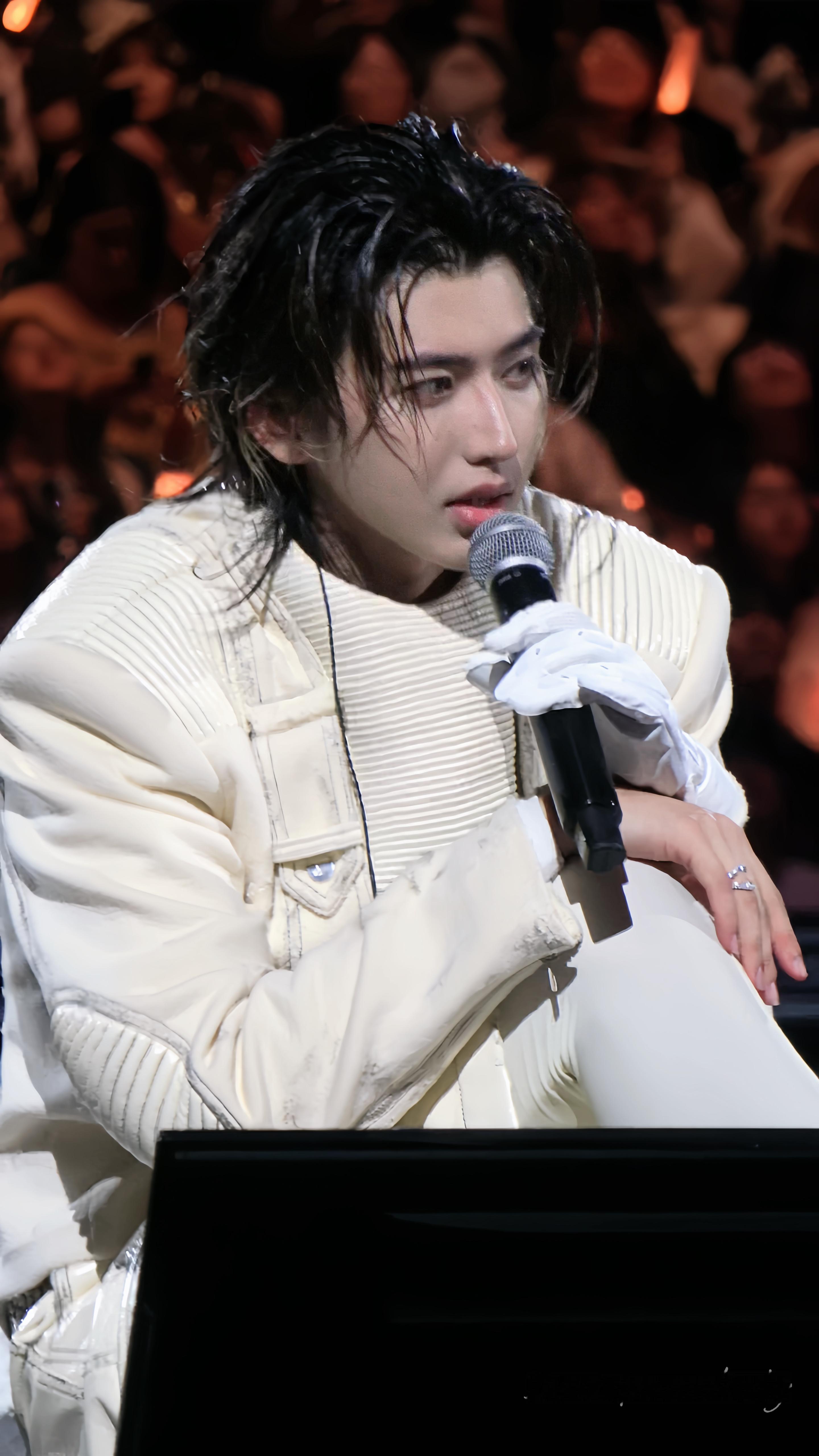 俊美无敌蔡徐坤thedeadman演唱会
