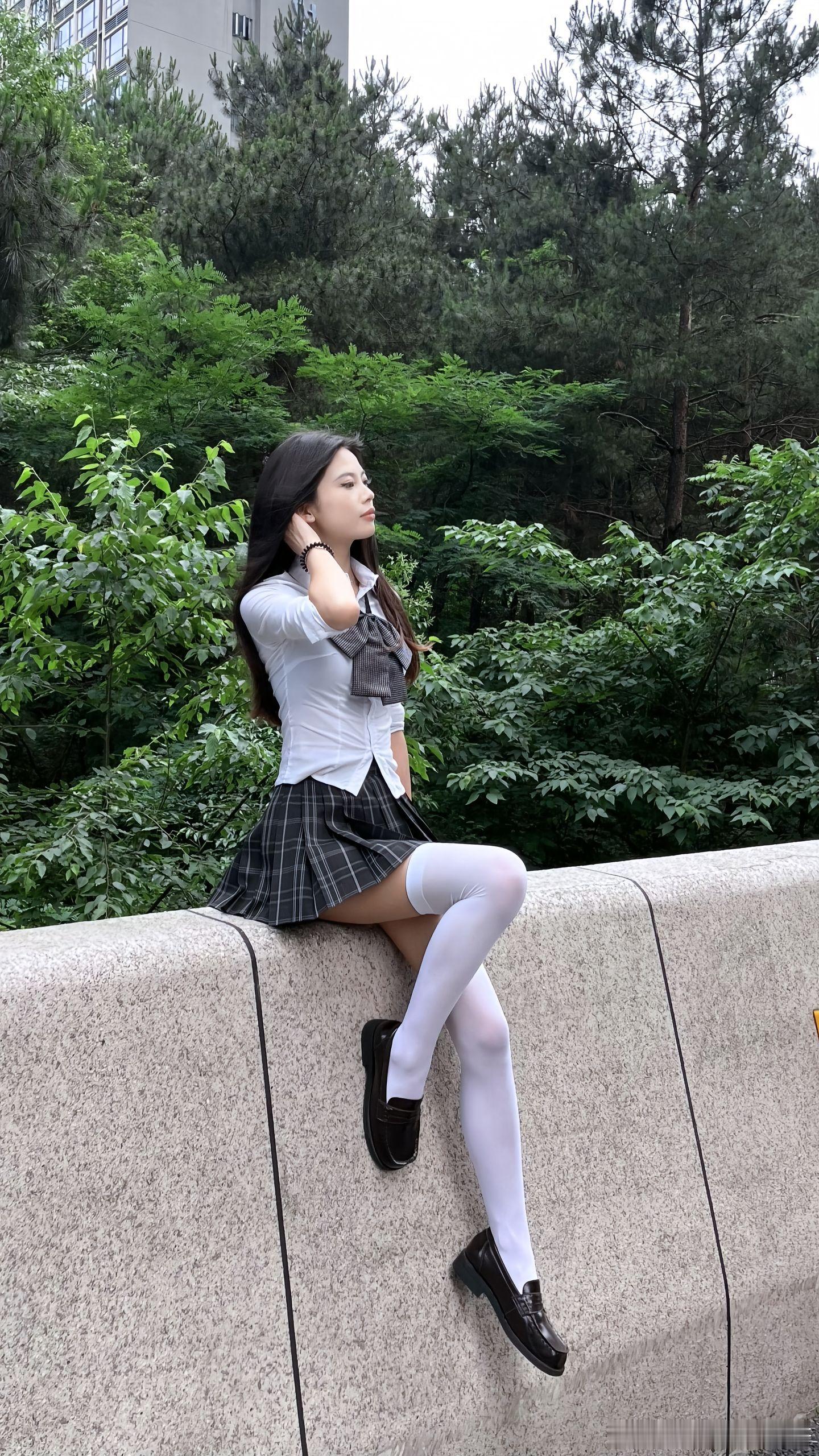 就喜欢过膝白丝膝盖处的褶皱～ ​​​