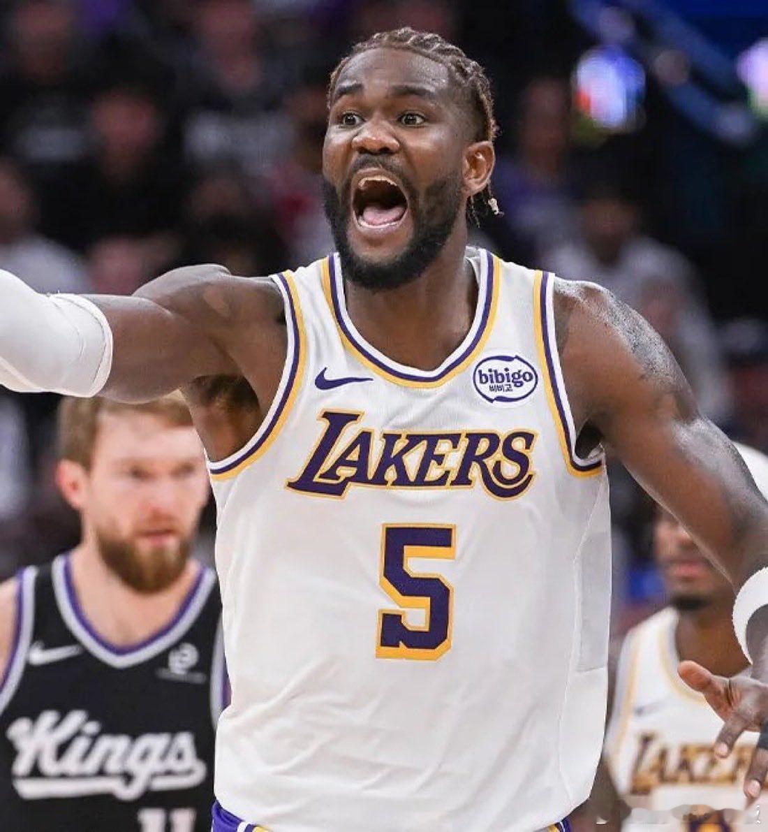 艾顿在比赛进行中背部受伤，球队暂未提供伤情的最新消息。 ​​​