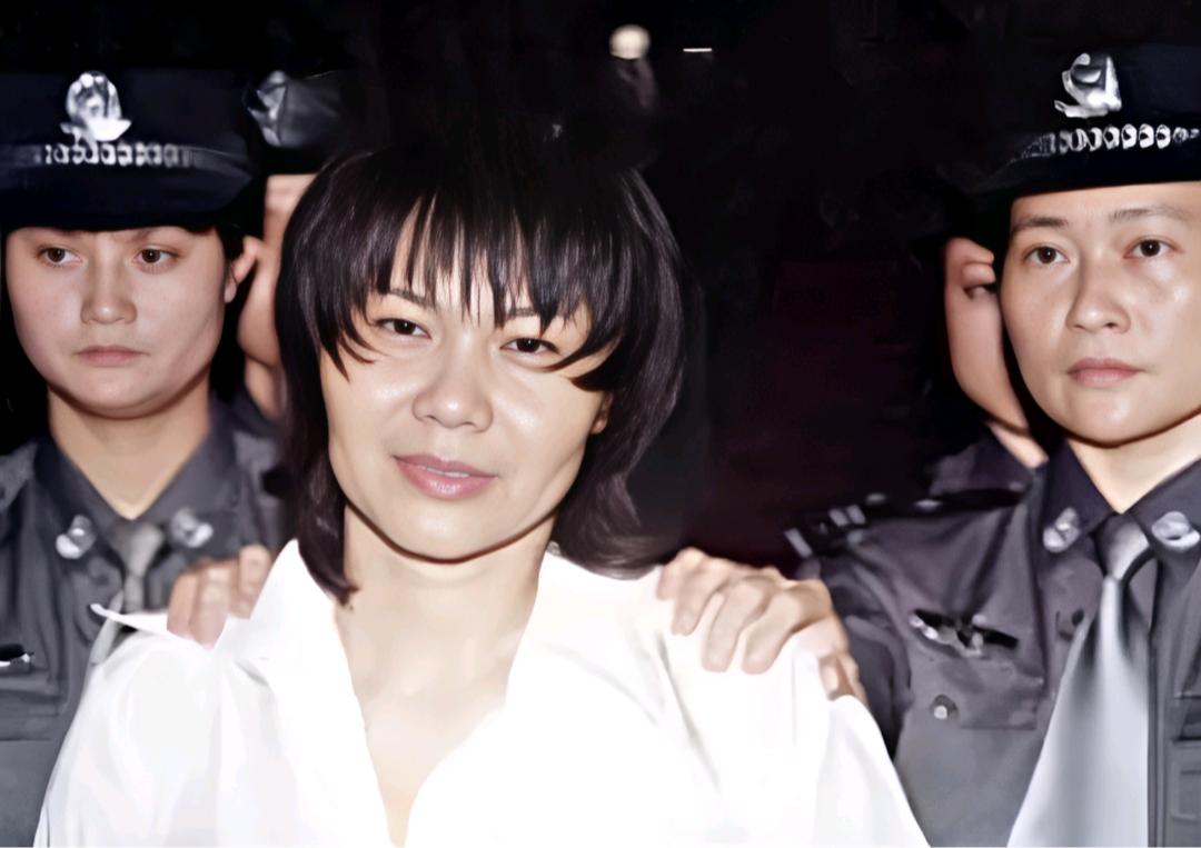 2000年，海口某看守所，死刑犯韦春鸽在被押上囚车前，留下了这张照片。

韦春鸽