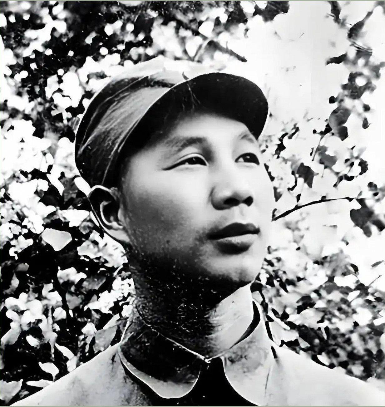 1937年，杨成武的部队快饿死，他把全城地主请来吃饭，一个穿破棉袄的怪人伸出五根