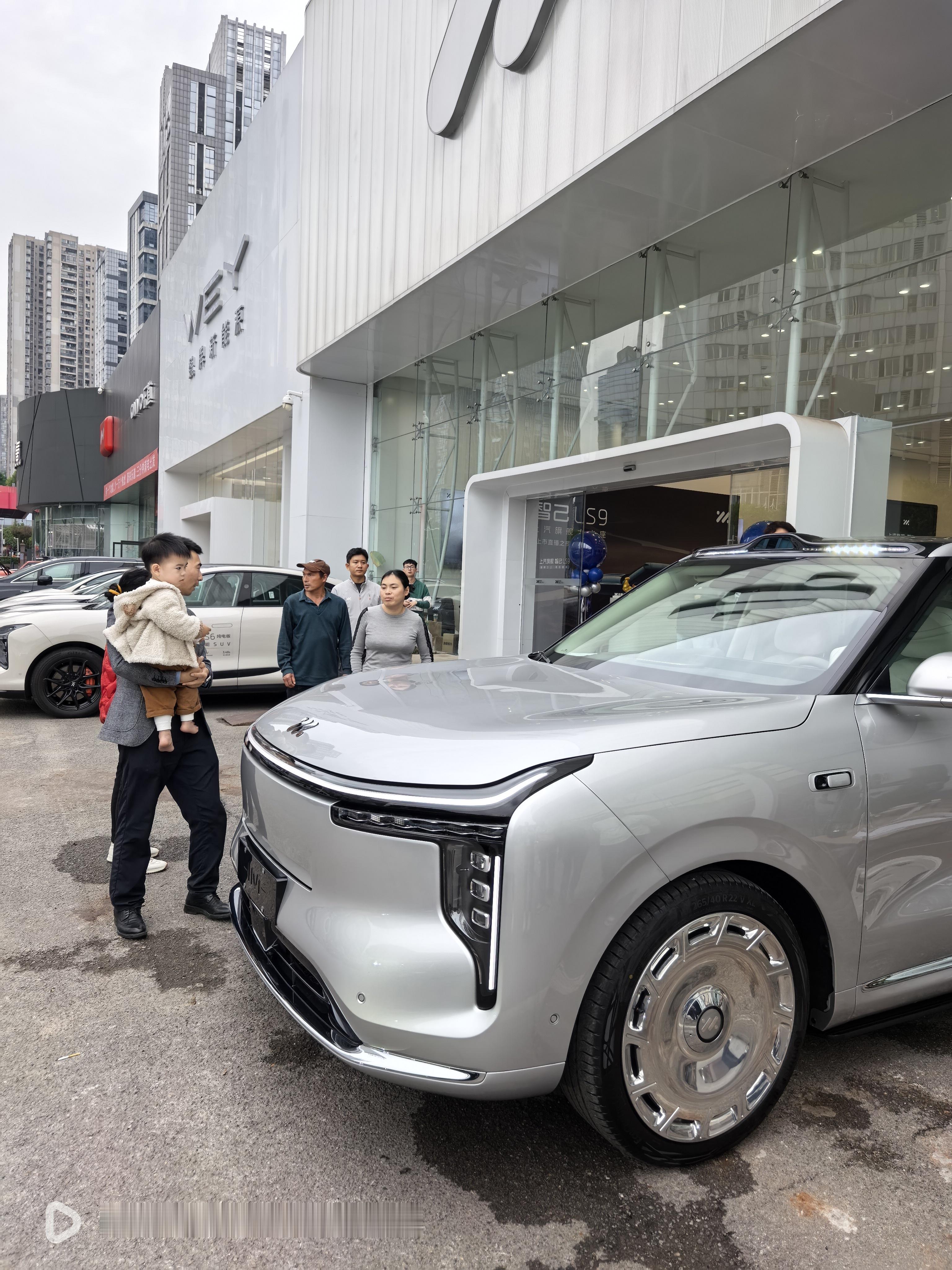 智己站起来了……