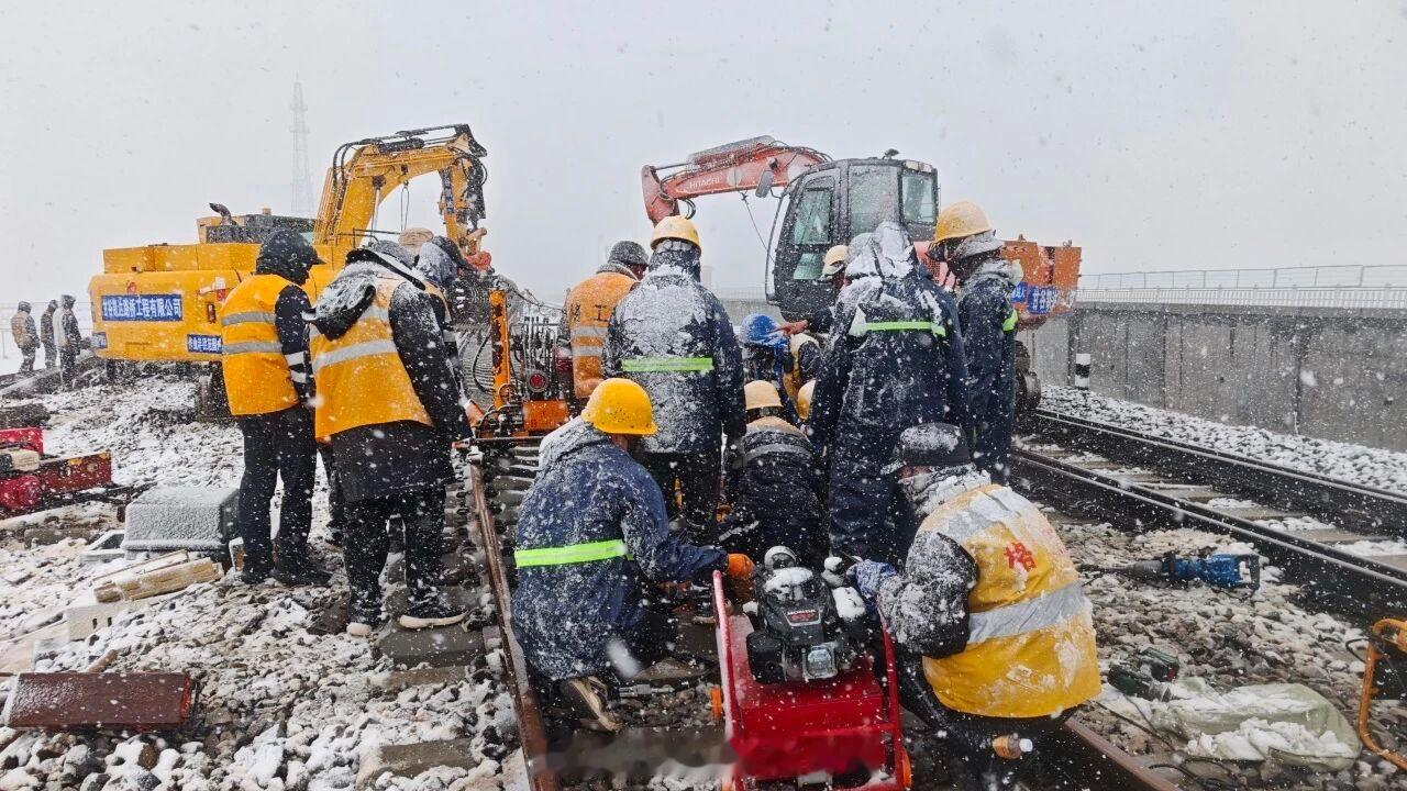 国铁头条【漫天风雪！他们在世界铁路海拔最高点奋战3小时……】6月23日，海拔50