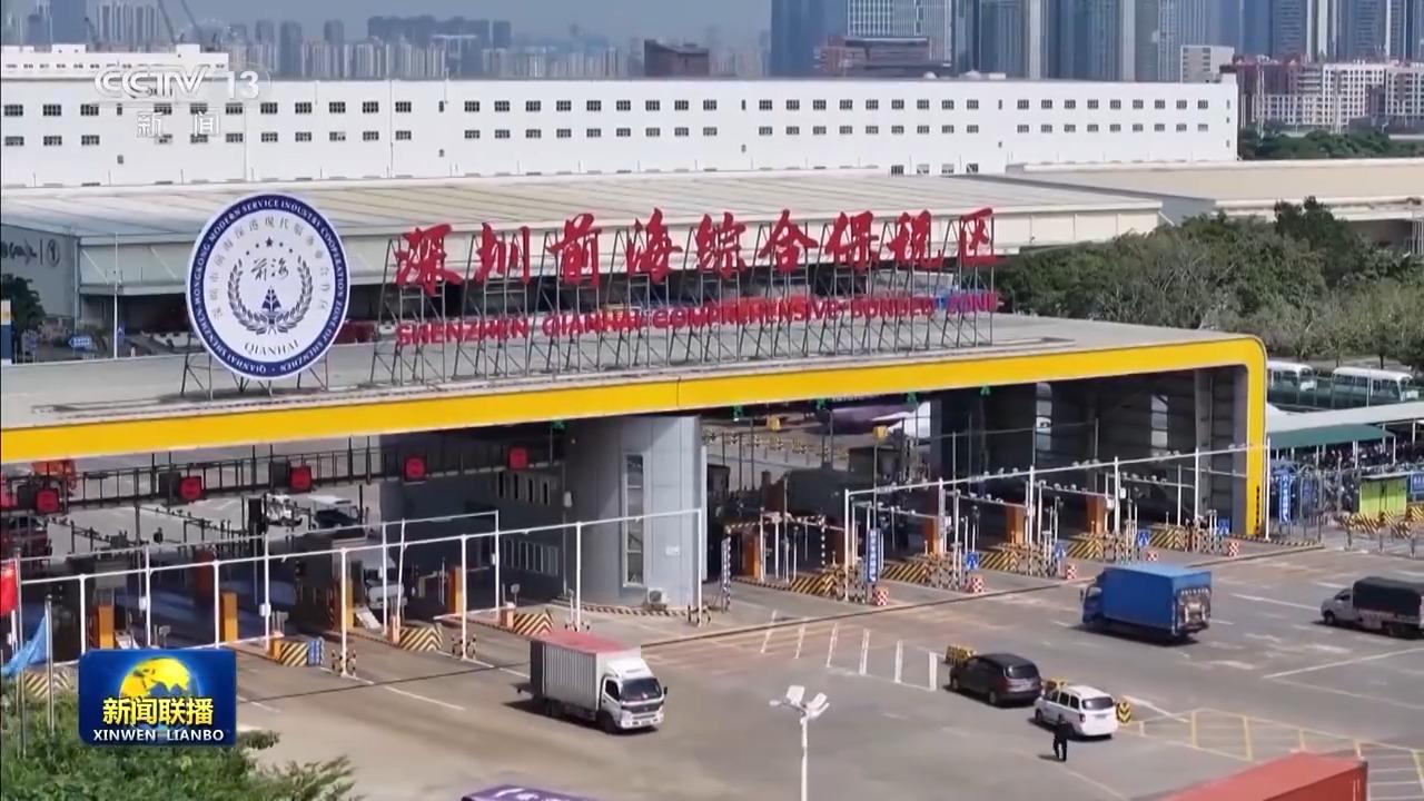 在三个口岸，看开放大门越开越大（经济新方位）

上海港，船舶靠泊技术输出，先进方