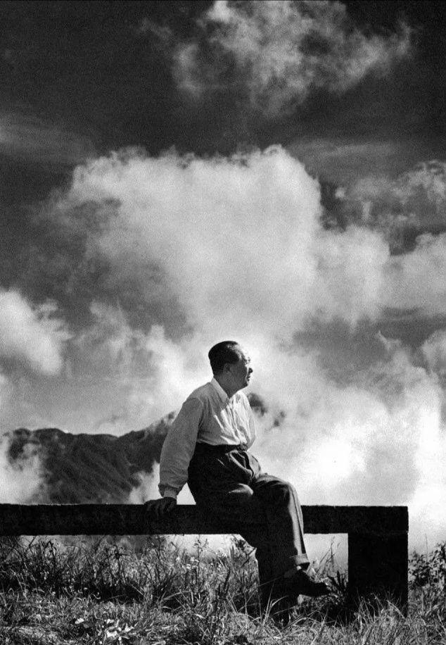 这就叫霸气，
群山为披风。
弹指一挥间，
他竟已遥远。
白云就是他，
群山就是他