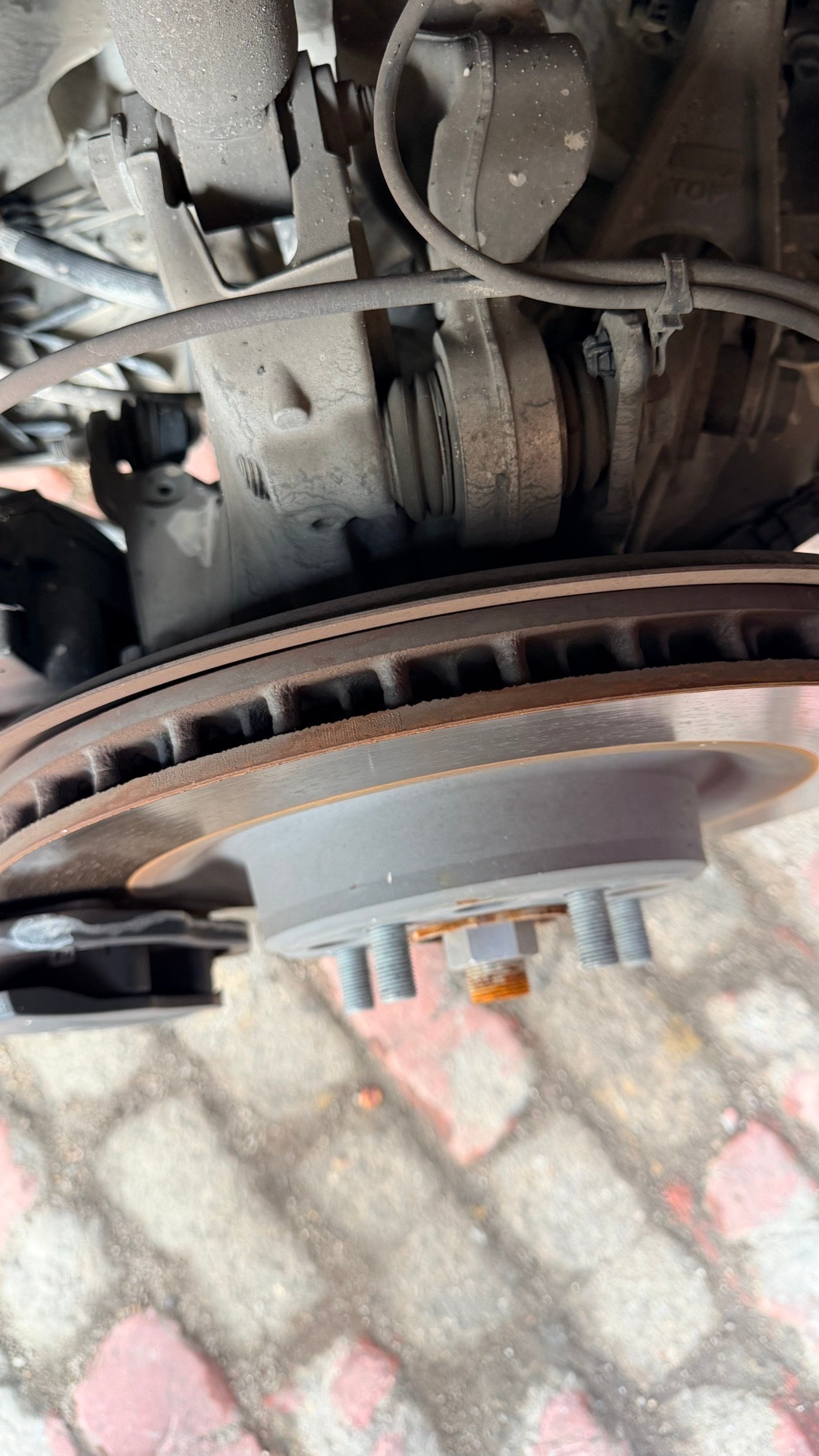 9.33 万公里 特斯拉 model  x刹车盘只轻微磨损一直都是保持模式+标准