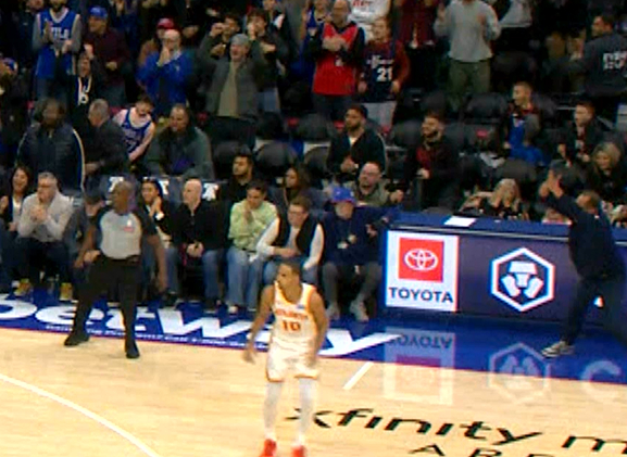 ▲纳斯：我叫暂停了，赶快暂停▲裁判：我没看见 