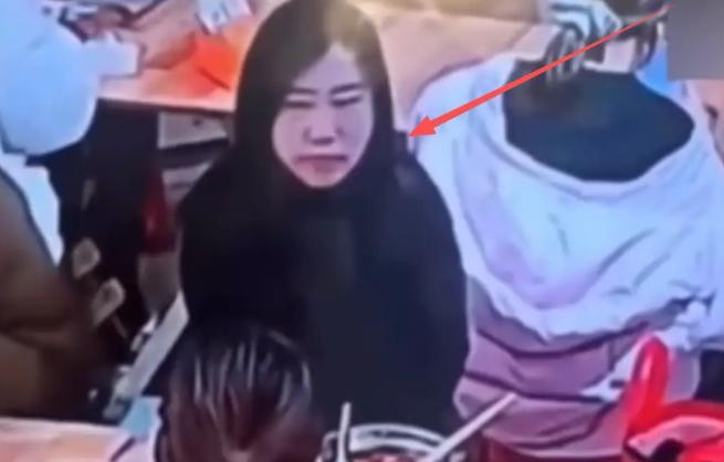 “一碗汤赔了2000元，而且全家社死？”近日，河北保定螺蛳粉店泼汤事件结果一出，