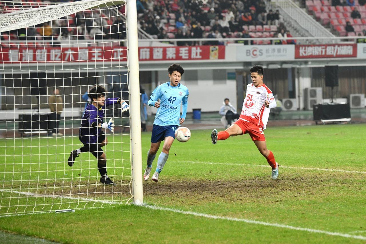 别再只盯着马子宜那一脚世界波喊“卧槽”了。说真的，这一脚踢飞的哪只是一个球，它像