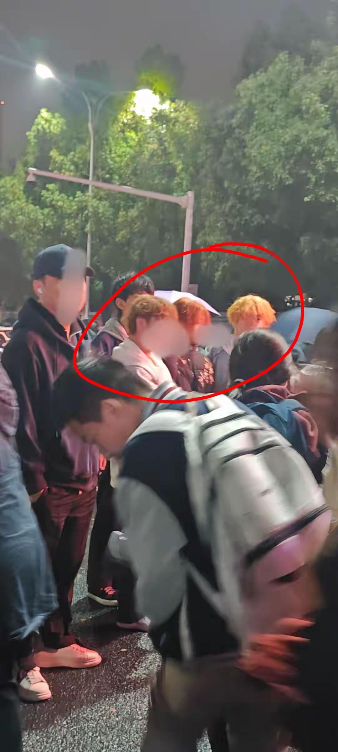 苏州一中学，经常有这三五个小黄毛聚集在校门口，他们染着黄头发，叼着烟卷，嘴里说着