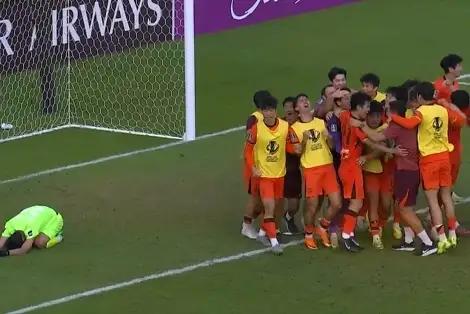 当乌兹守门员抱头跪着仆俯在地，四周一众中国U23队员疯狂庆祝！这画面，一周前，谁
