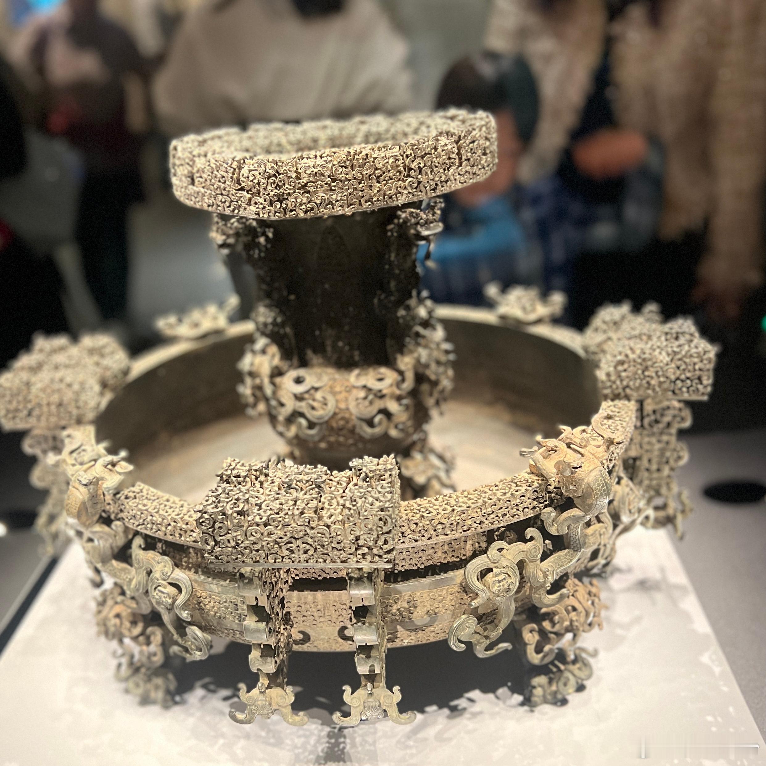 在湖北省博看到的这个曾侯乙尊盘，是战国时期曾国国君曾侯乙的青铜器。曾侯乙尊全套器