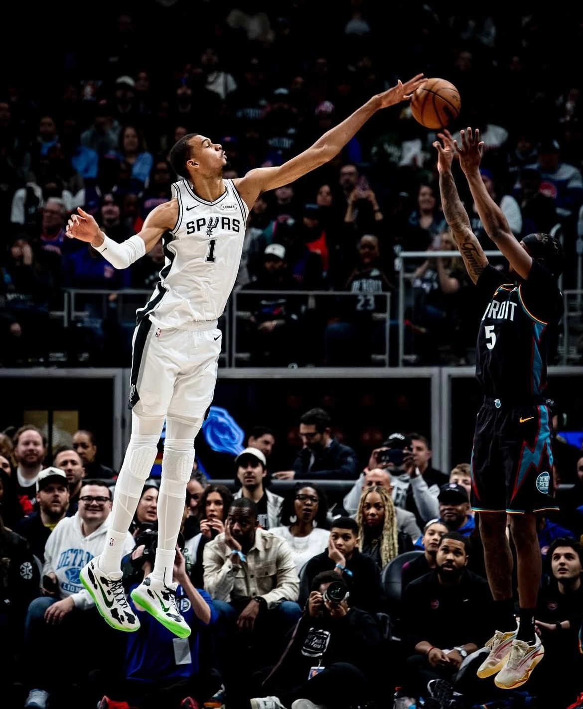 全场比赛结束！马刺客场114-103击败活塞，豪取9连胜！🎉马刺（41-16）