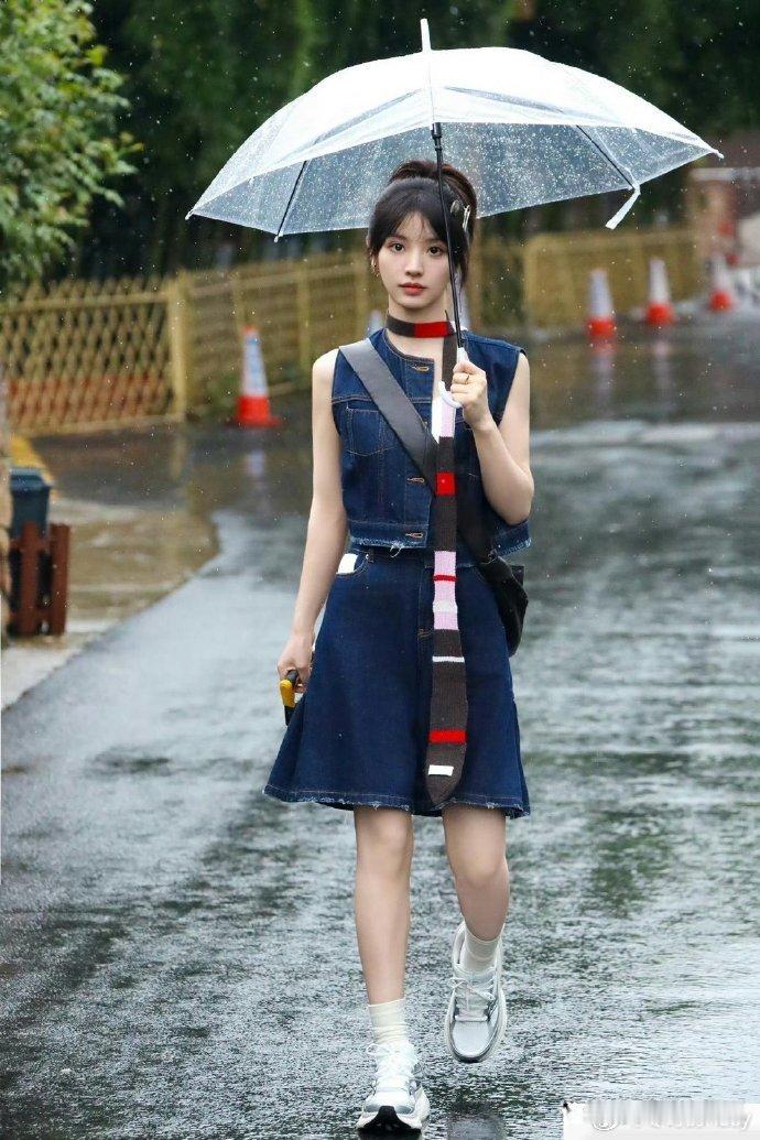 田曦薇的无袖牛仔套装，甜美又帅气。我真的很喜欢这个穿搭！ 