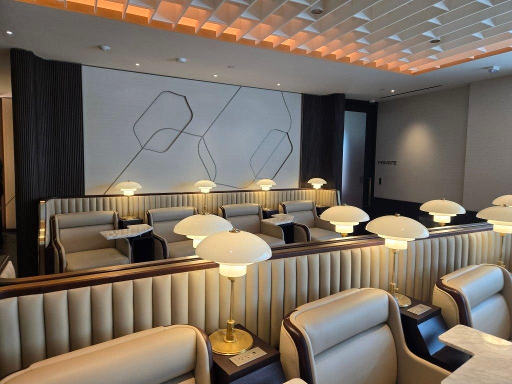 日前，印度航空在旧金山机场的Maharaja贵宾休息室投入运营，这是该航司在美国