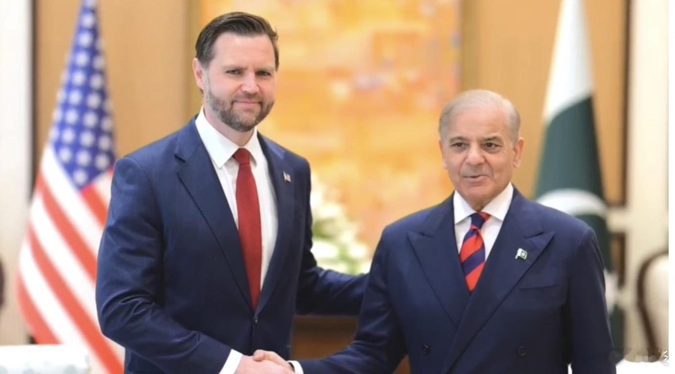 【美国和伊朗在巴基斯坦举行历史性会谈，讨论战争脆弱的停火协议】（美联社）——美国