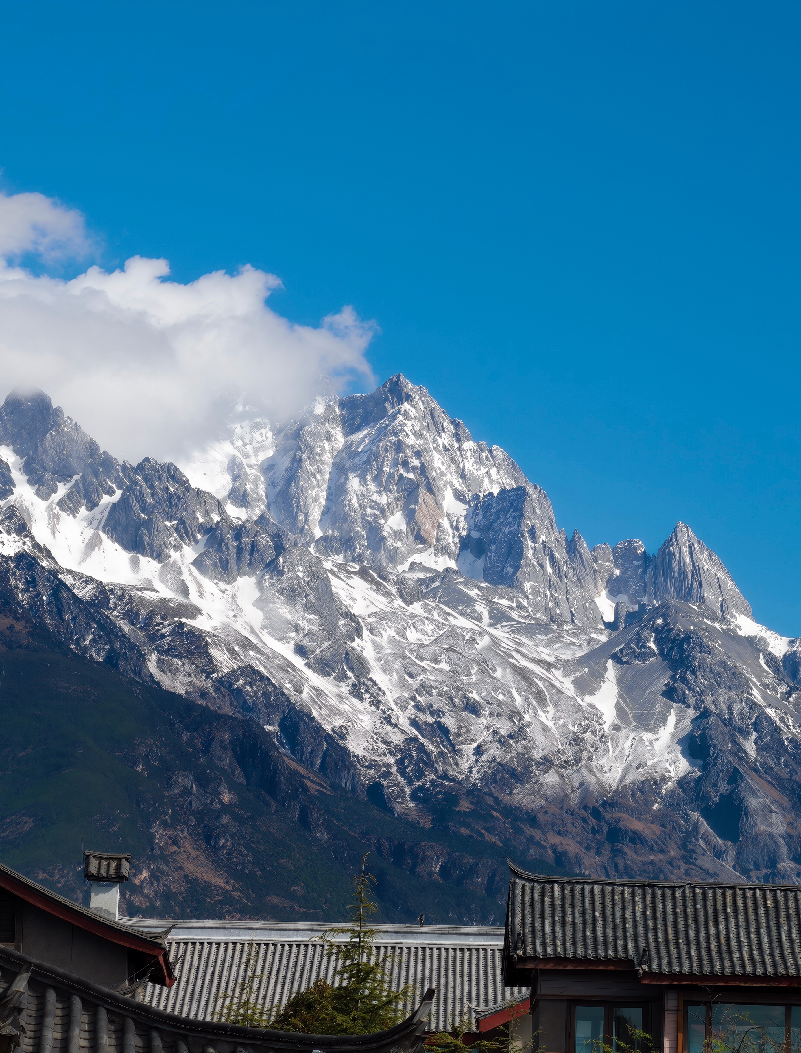 来丽江啦，天朗气清，酒店可以看得到玉龙雪山，明天拍日照金山！ 