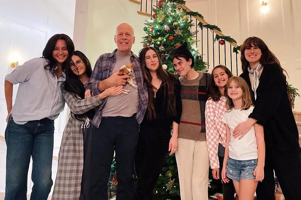 在这个假期里，布鲁斯·威利斯 (Bruce Willis)被混血家庭的爱包围着。