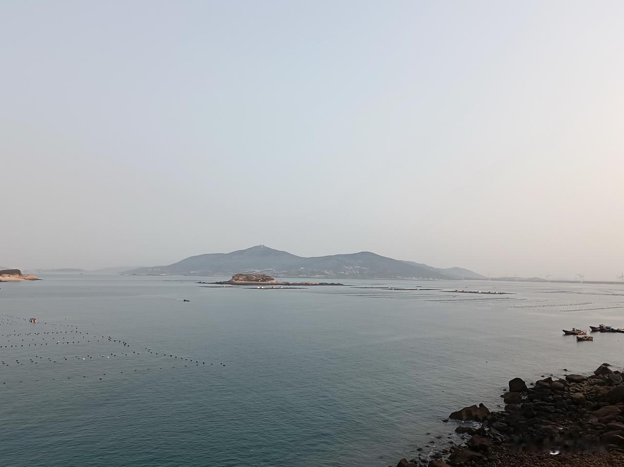 崔浩谈论政事到半夜，唐太宗十分高兴，赐他十斛缥醪酒、一两水晶戎盐，说：“我觉得你