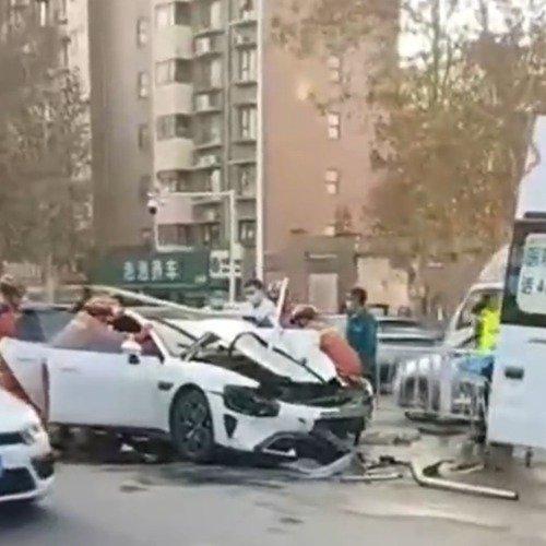 小米SU7撞毁120米护栏！连砸13车现场火花四溅，性能车不是飙车车
 
河南濮