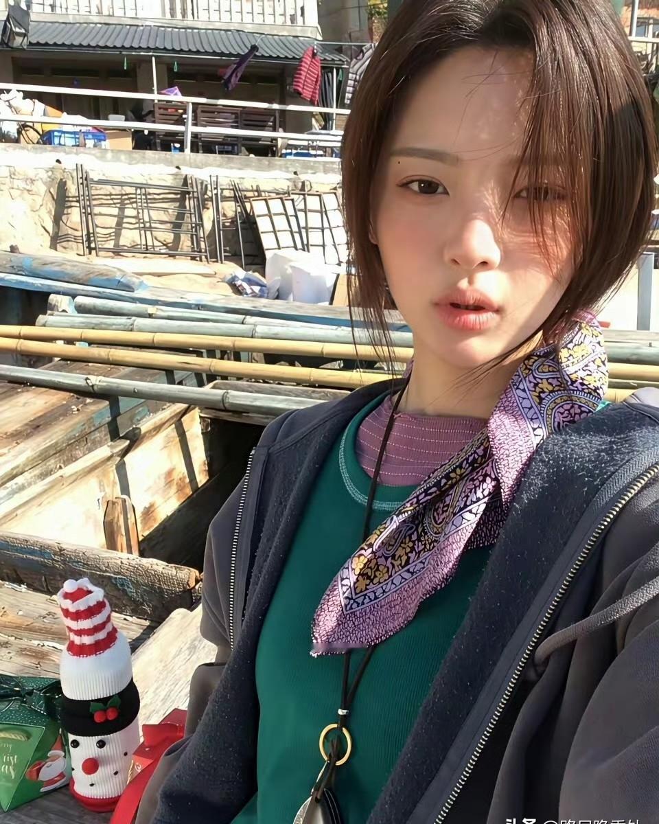 你把80年代西装穿成老气，杨超越穿成Vogue街拍最佳，差在哪？
不是她颜值碾压